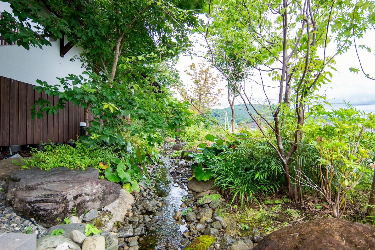 しらさぎ荘の雨庭を流れる小川。雨を資源として循環させるグリーンインフラの仕組みが見える。