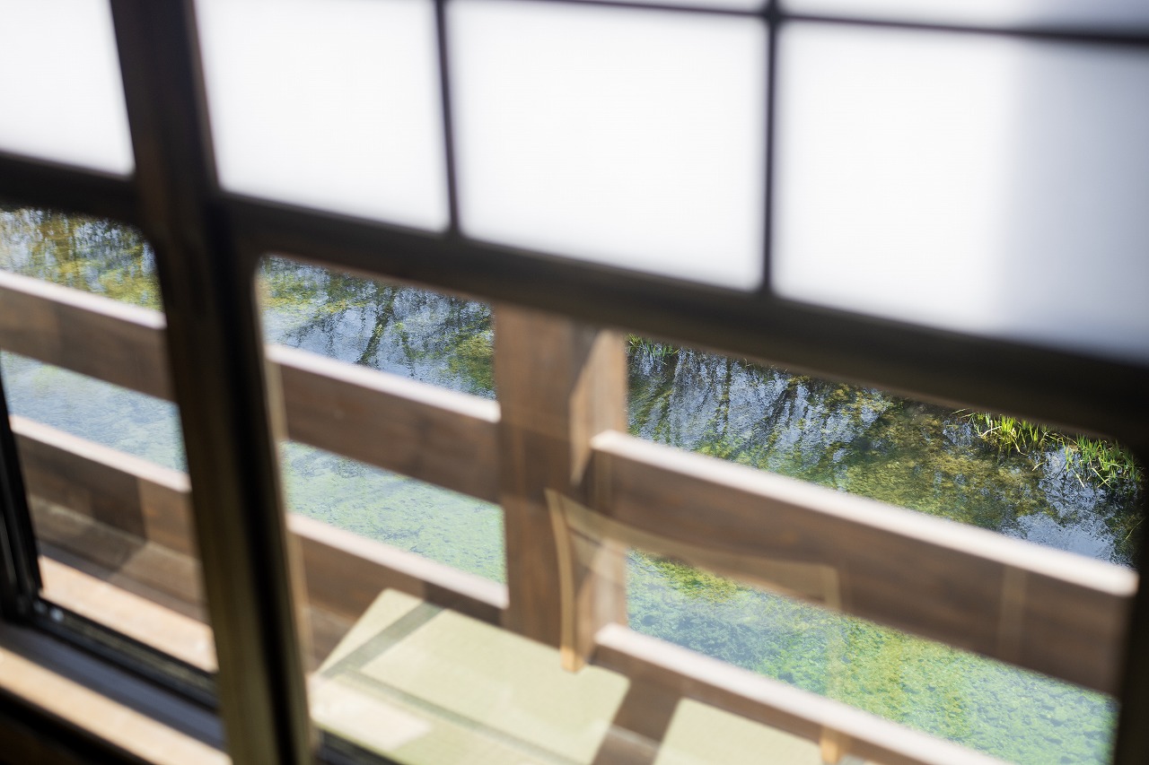 人吉温泉しらさぎ荘　湧水池の水面反射と光