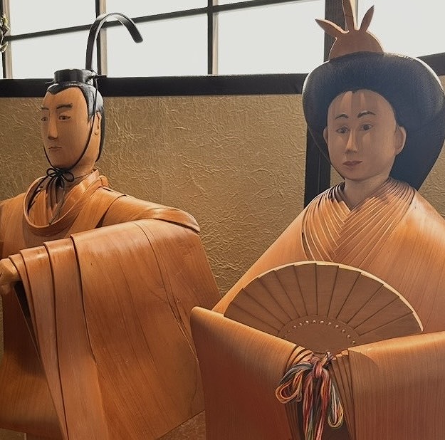 一勝地曲げで作られた木製のお雛様の十二単の重なり。杉材を曲げて表現されたやわらかな曲線と匠の手仕事。