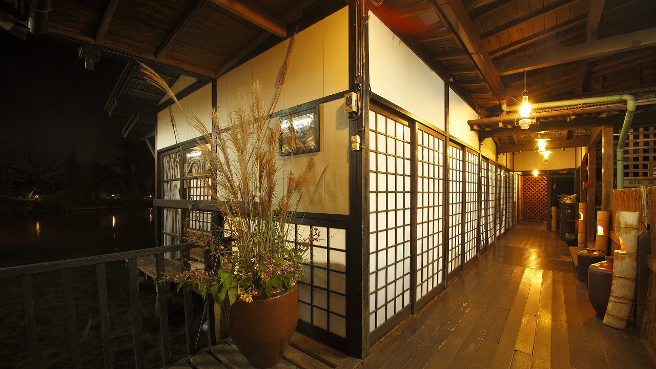 人の気配が消えた廊下。旧しらさぎ荘に残された、静かな時間の名残。