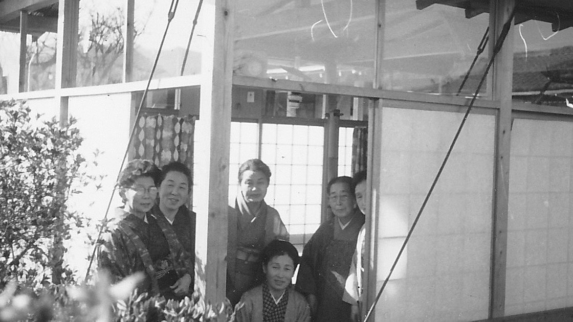 しらさぎ荘の建物の中に集う人々の姿。ここで重ねられてきた時間の記憶。