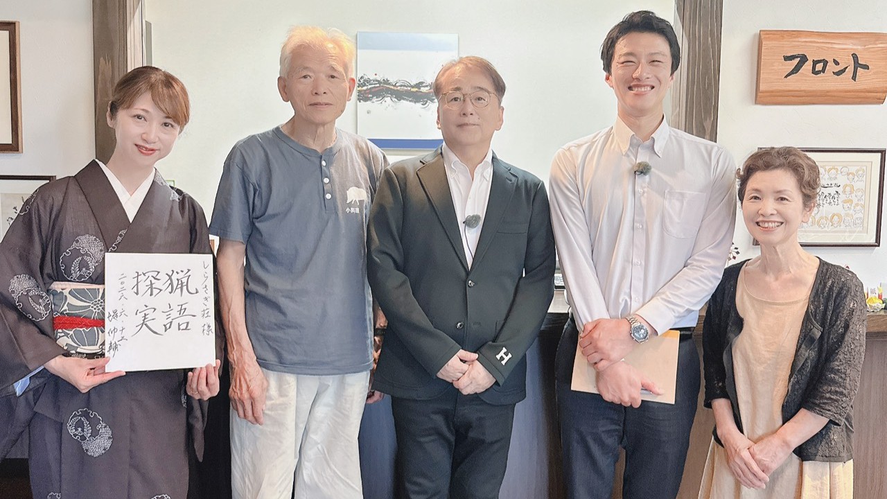 人吉温泉しらさぎ荘でのRKK取材後に撮影した集合写真。堤伸輔さん、青谷倫太郎さんらとともに。