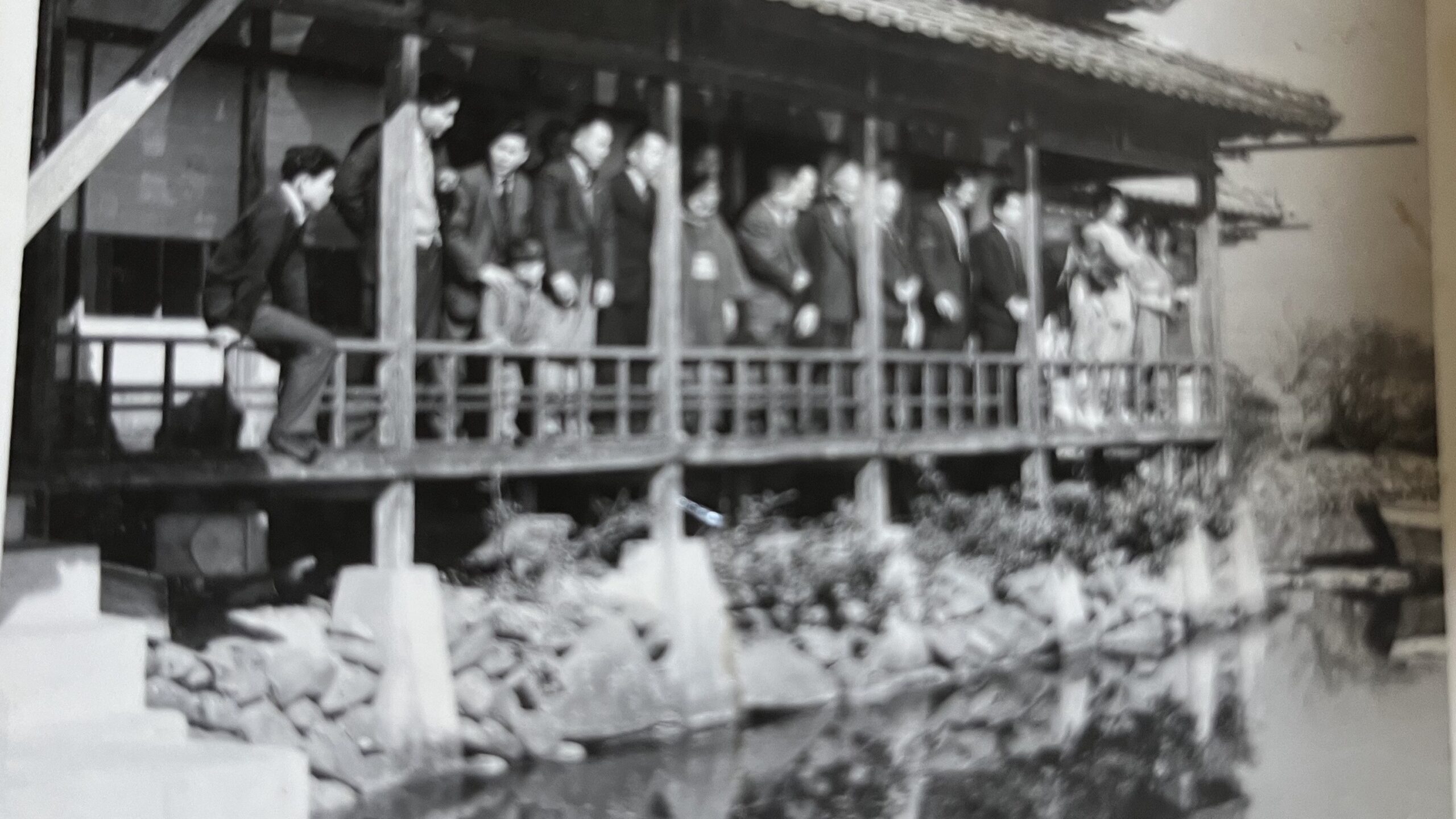 在りし日の人吉温泉しらさぎ荘。池を囲んで集うご家族の思い出の一枚。