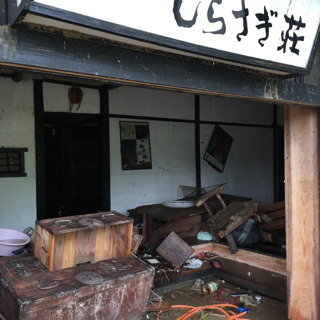 令和2年7月豪雨で被災した人吉温泉しらさぎ荘の館内。濁流により家具や調度品が散乱した様子。
