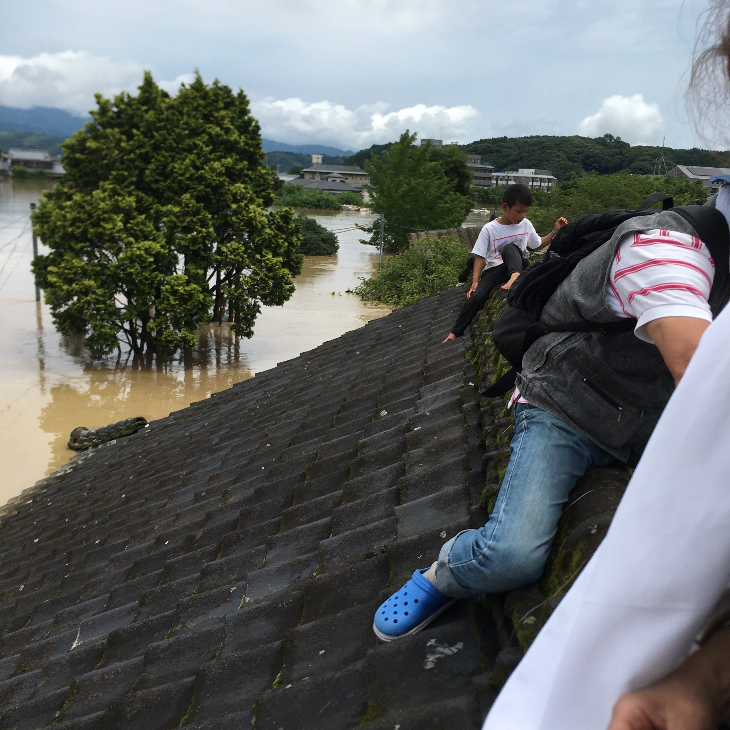 令和2年7月豪雨で被災した人吉温泉しらさぎ荘。球磨川の氾濫により周囲が浸水し、屋根の上で家族とともに救助を待った当時の様子。