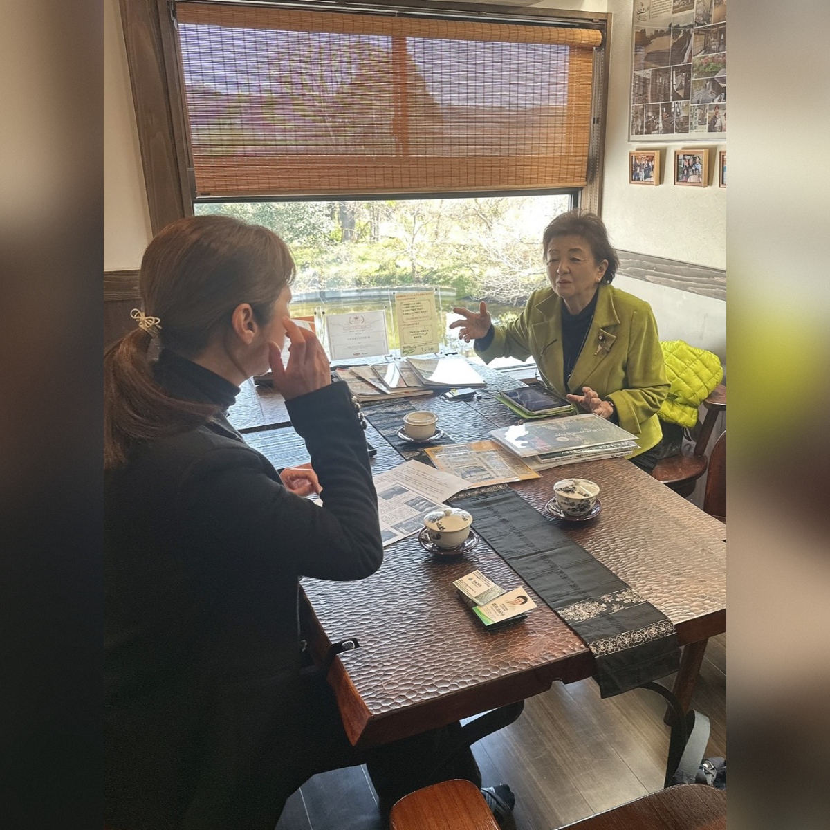 嘉田由紀子氏による『球磨川流域ものがたり』取材の様子。人吉温泉しらさぎ荘で豪雨災害と復興について語る髙山多磨
