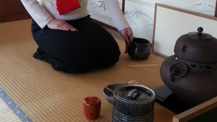 白玉屋新三郎の茶室で、肥後古流のお点前によるお茶をいただいている様子。