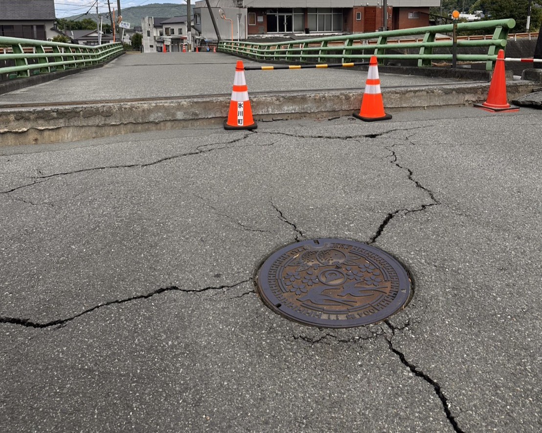 地震の影響で大きくひび割れた熊本県氷川町の道路。白玉屋新三郎へ向かう途中で目にした被災状況。