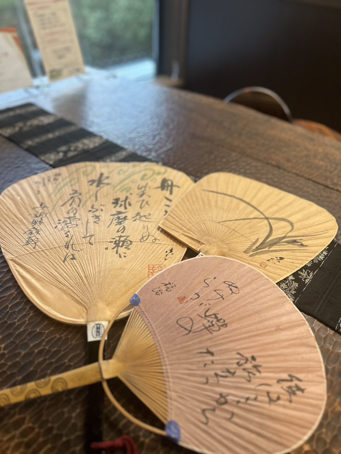 古い渋うちわを飾りました。 このうちわに筆を入れられたのは、 人吉の水墨画家、坂本福治先生。