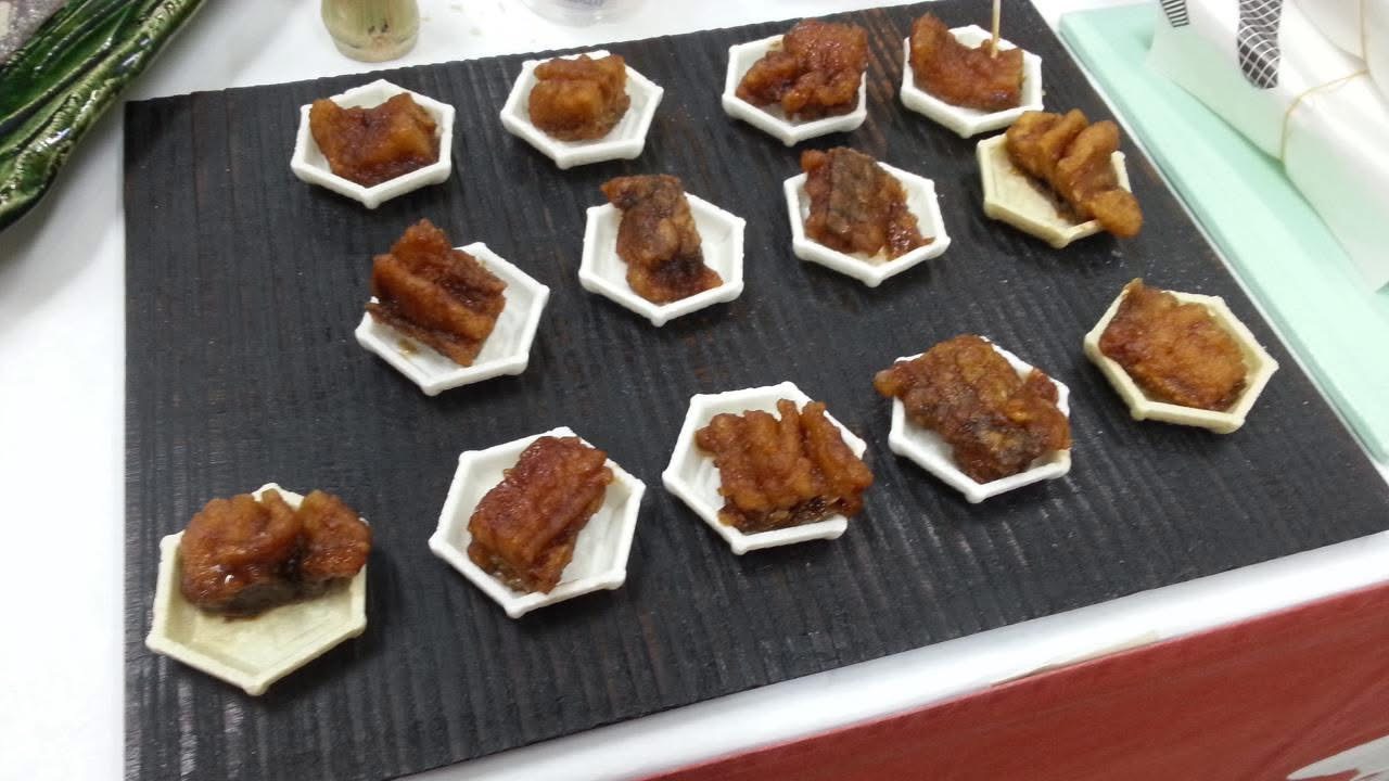 しらさぎ荘の鯉の南蛮漬けを、白玉屋新三郎の最中にのせたコラボレーション料理。