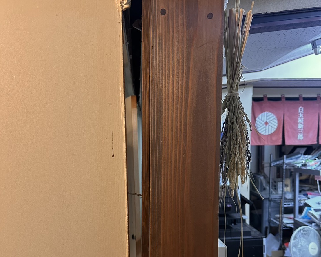 地震の影響で建物に隙間が生じた白玉屋新三郎の柱周辺の様子。