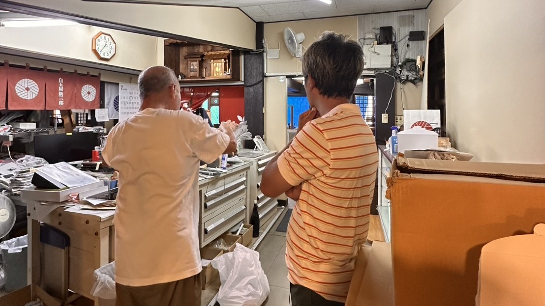 地震被害を受けた白玉屋新三郎の店内。復旧作業が進められている様子。