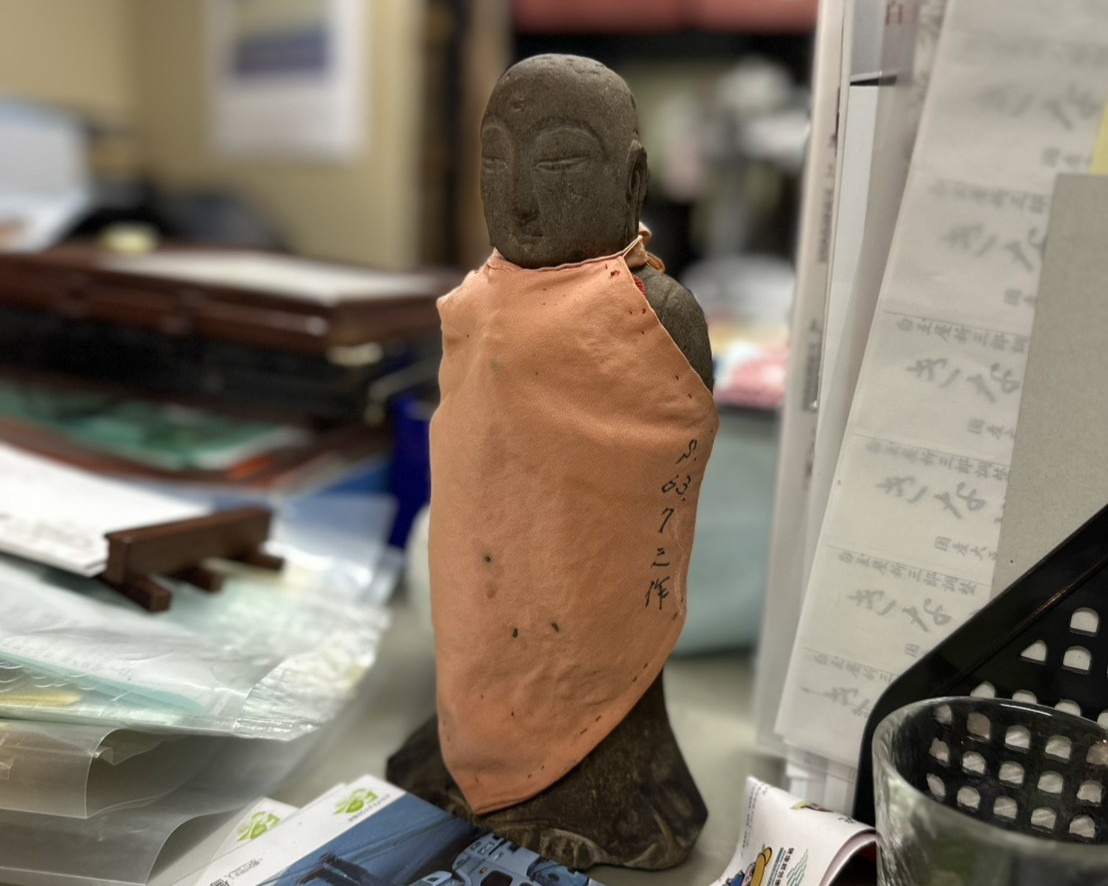 白玉屋新三郎の店内で静かに見守るお地蔵さん。長い歴史と人々を見守ってきたような佇まい。
