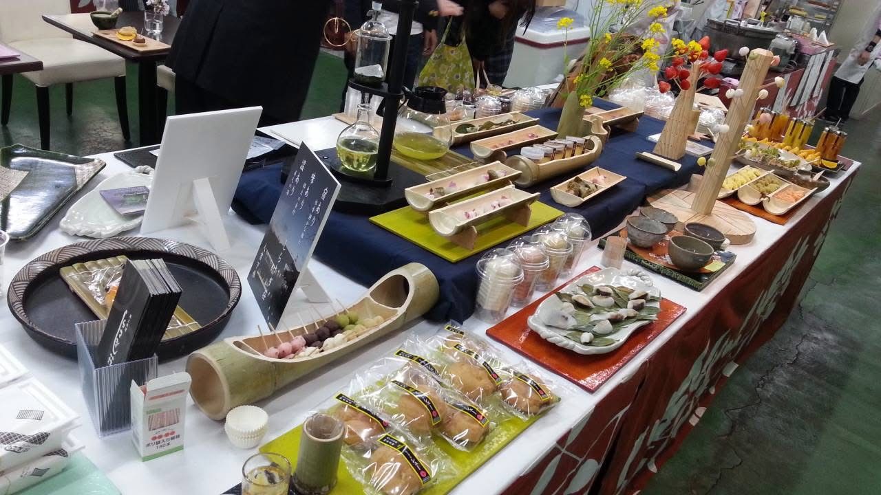 約10年前に白玉屋新三郎で開催されたイベント会場。地域の食や工芸品が並ぶ展示ブース。